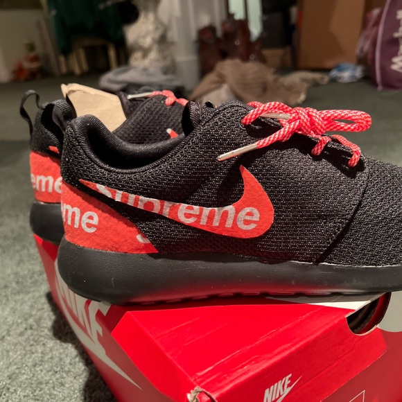 NIB CUSTOM MADE NIKE BLACK & RED ROSHE ONE SUPREME - Picture 7 of 11